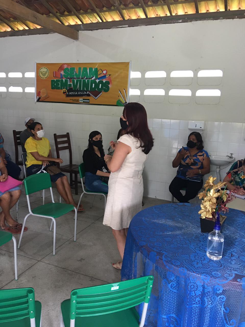 A Secretária de Educação do Município de Moreno realiza visita na Escola Engenho Serraria Br