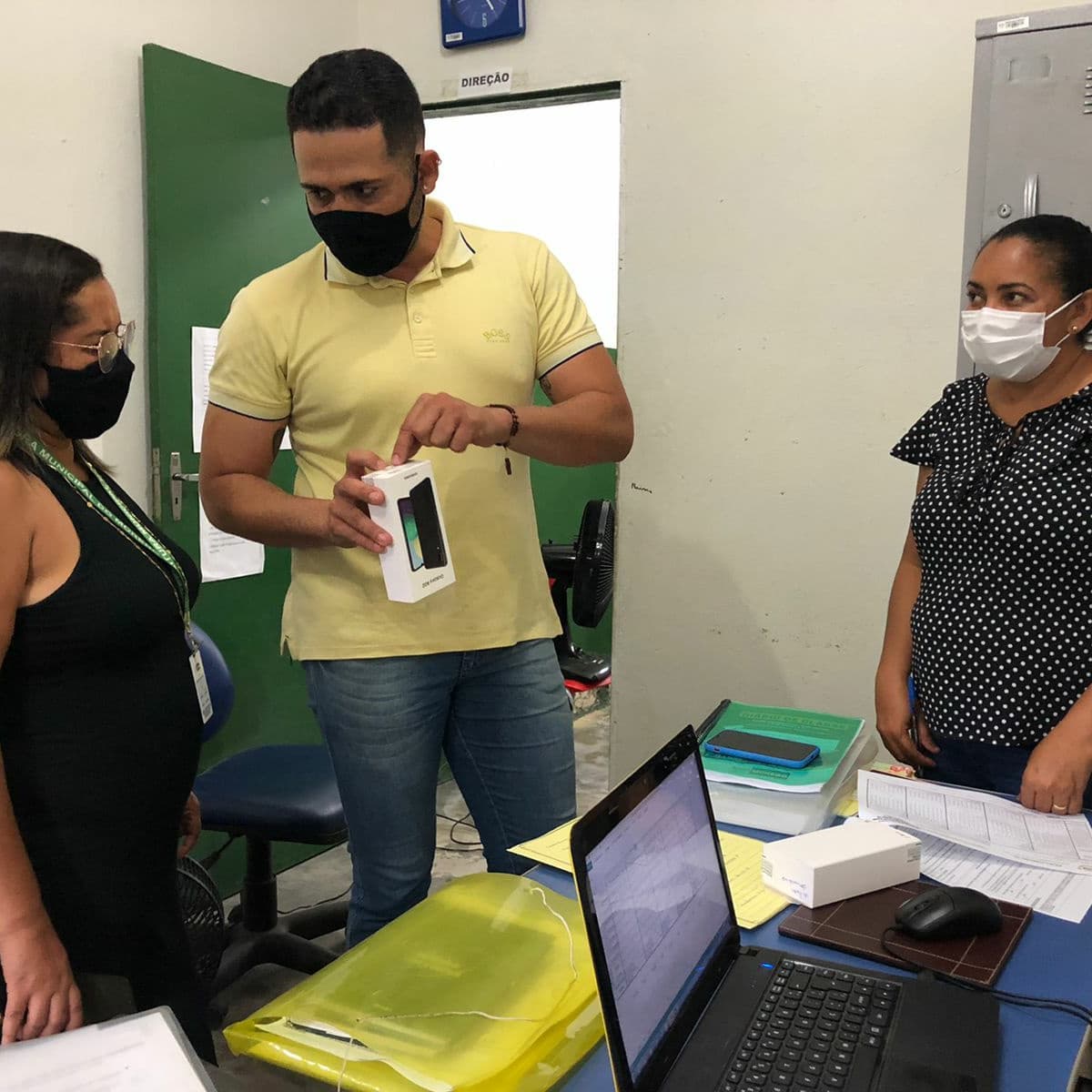 SECRETARIA DE EDUCAÇÃO DE MORENO REALIZA DISTRIBUIÇÃO DE APARELHO CELULAR PARA DIRETORES E ADJUNTOS