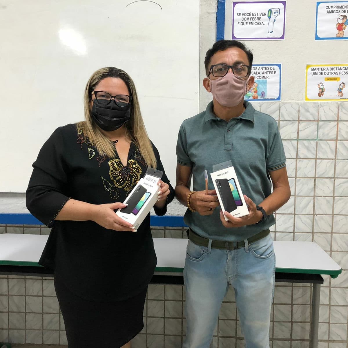 SECRETARIA DE EDUCAÇÃO DE MORENO REALIZA DISTRIBUIÇÃO DE APARELHO CELULAR PARA DIRETORES E ADJUNTOS