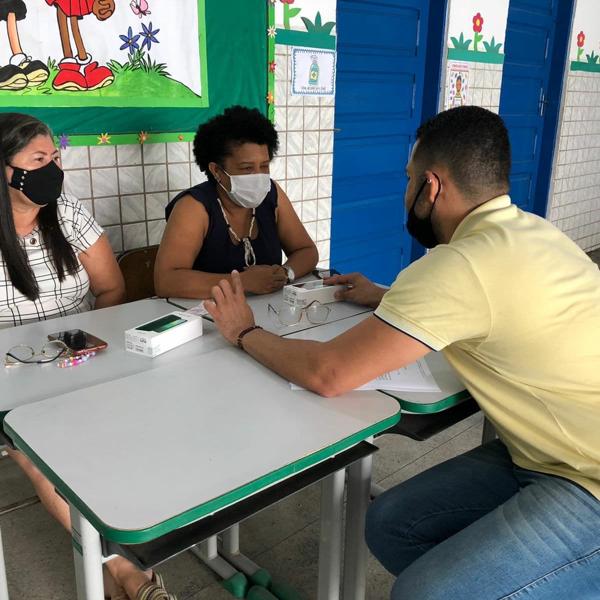 SECRETARIA DE EDUCAÇÃO DE MORENO REALIZA DISTRIBUIÇÃO DE APARELHO CELULAR PARA DIRETORES E ADJUNTOS