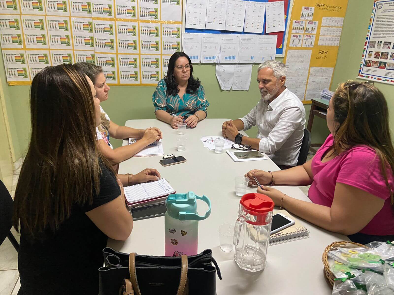 Secretária Municipal de Educação da Lagoa dos Gatos realiza reunião sobre o Programa EDUCAÇÃO MUNICIPAL, PRESENTE! 