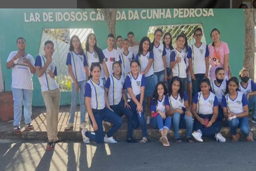 A ESCOLA ANDRÉ CEZÁRIO DE ALBUQUERQUE DA REDE MUNICIPAL DE EDUCAÇÃO DE SÃO VICENTE FÉRRER-PE, REALIZOU VISITA AO LAR DOS IDOSOS CÂNDIDA DA CUNHA PEDROSA 